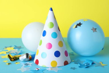 Güzel parti şapkası ve renk arkaplanındaki diğer şenlikli dekorlar