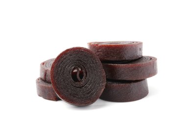 Beyaz arka planda lezzetli meyve ruloları