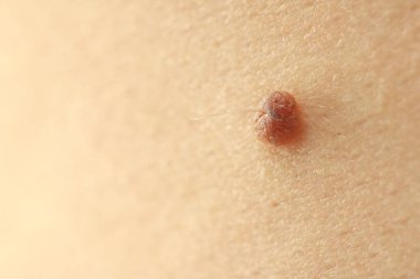 Derisinde ben olan bir adam, yakın plan. Metin için boşluk