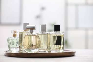 Beyaz ahşap masa içinde parfüm şişeleri. Metin için boşluk