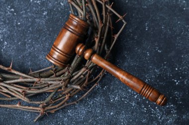 Dikenli taç ve yargıç tokmağı koyu dokulu arka plan, üst görüş