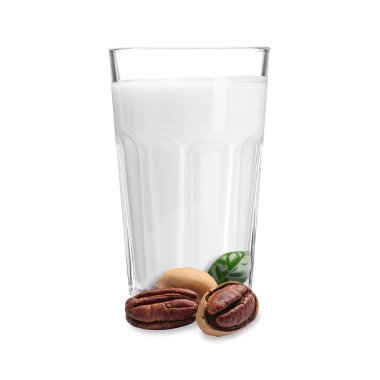 Bardakta fındık sütü ve beyaz cevizler.