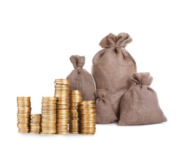 Zenginlik. Yığınla bozuk para ve çuval beyazı izole edilmiş.