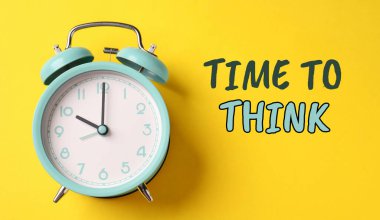 Alarm saati ve kelimeler sarı arka planı düşünme zamanı. Pankart tasarımı