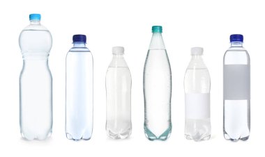 Beyaz arka planda su bulunan plastik şişeler, hazır.