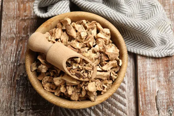 Kuru hindiba kökleri kasede ve ahşap masa üzerinde kepçe, üst görünüm