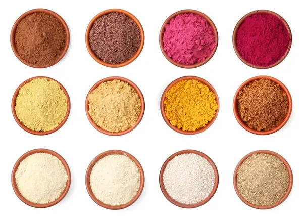 Beyaz arka planda kaselerde farklı süper yiyecek tozları var. Üst görünüm