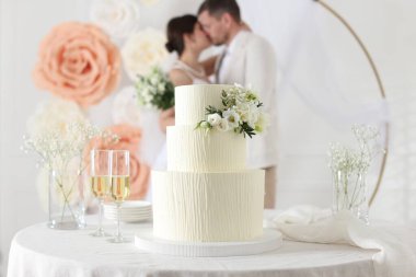 Mutlu evli çift içeride, düğün pastasına ve masadaki şampanya bardaklarına odaklan.