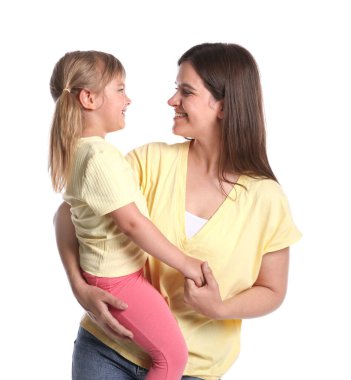 Mutlu anne ve kızı beyaz arka plan üzerinde portresi