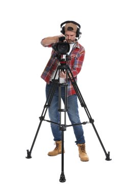 Profesyonel kameralı ve kulaklıklı bir adam beyaz arka planda.