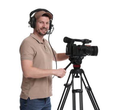 Profesyonel kameralı ve kulaklıklı bir adam beyaz arka planda.