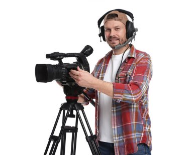 Profesyonel kameralı ve kulaklıklı bir adam beyaz arka planda.