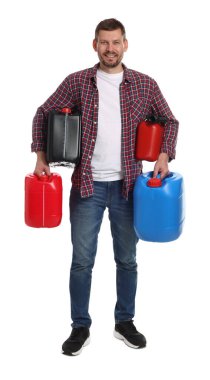 Beyaz arka planda plastik kutuları olan adam.