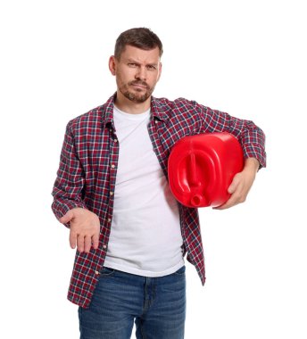 Beyaz arka planda plastik kutu tutan adam.