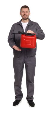 Beyaz arka planda plastik kutu tutan adam.