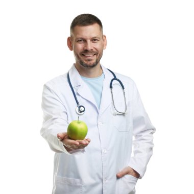 Beyaz arka planda yeşil elmalı ve steteskoplu beslenme uzmanı.