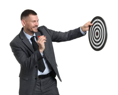 Hedef alınıyor. Beyaz arkaplanda ok ve dart tahtası olan adam