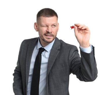 Hedef alınıyor. Beyaz arkaplanı hedefleyen dartlı bir adam.