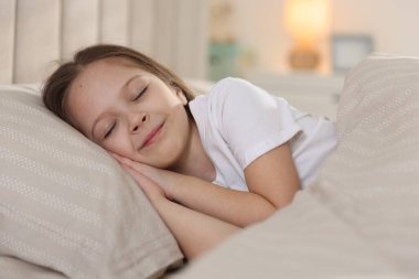 Evde yatakta uyuyan tatlı bir kız.