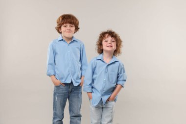 Küçük şirin kardeşler arka planda birlikte.