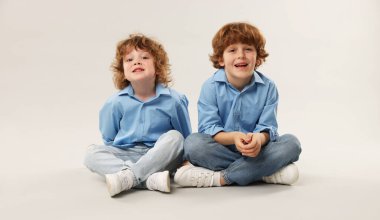 Küçük şirin kardeşler arka planda birlikte.