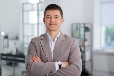 Yakışıklı orta yaşlı bir adamın portresi.