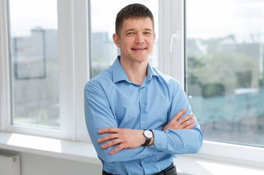 Pencerenin yanındaki yakışıklı adamın portresi.