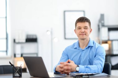 Ofisteki masadaki yakışıklı adamın portresi. Metin için boşluk