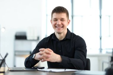 Ofisteki yakışıklı adamın portresi.