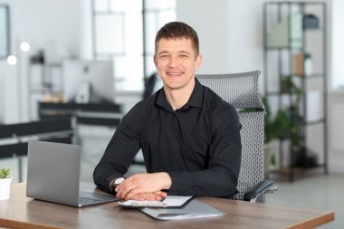 Ofisteki yakışıklı adamın portresi.