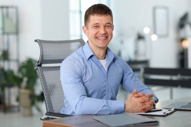 Ofisteki yakışıklı adamın portresi.