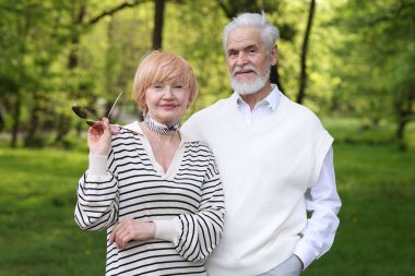 Sevgili son sınıf çiftimiz parkta birlikte vakit geçiriyorlar.