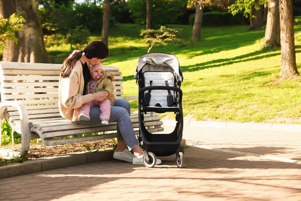 Parktaki bankta tatlı bebeğiyle anne
