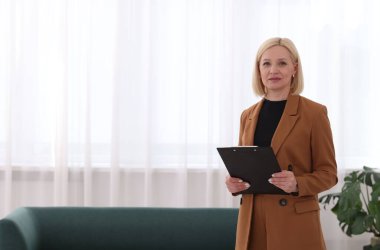 Ofisinde dosya bulunan profesyonel psikolog, metin için boşluk