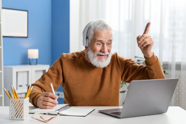 Son sınıf öğrencisi içeride öğretmeniyle online ders alıyor. Kendi kendine çalışma.