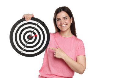 Hedef alınıyor. Gülen kadın beyaz arka planda oku olan dart tahtasına işaret ediyor.