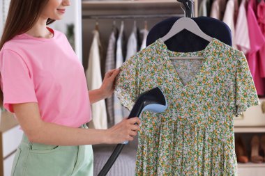 Kadın buharı tüten elbisesi stantta, yakın plan