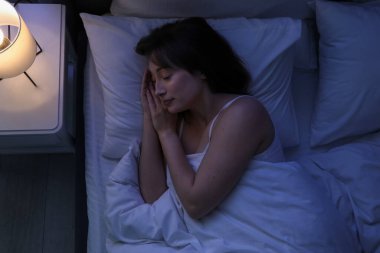 Evdeki yatakta uyuyan güzel bir kadın.