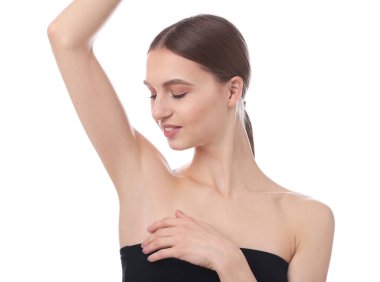 Beyaz arka plandaki epilasyondan sonra pürüzsüz bir ten gösteren genç kadın.