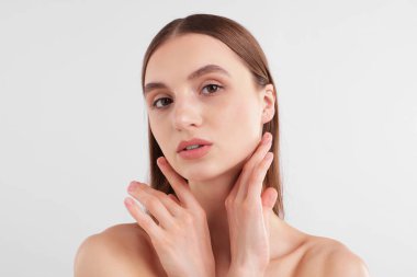 beyaz zemin üzerinde çekici bir genç kadın portresi