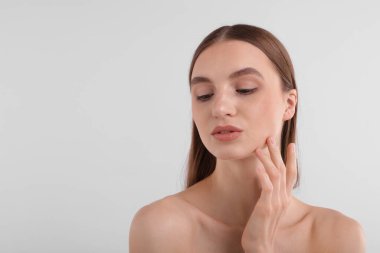 Beyaz arka planda çekici genç bir kadının portresi. Metin için boşluk