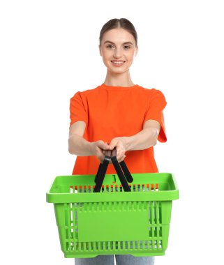 Beyaz arka planda plastik alışveriş sepeti olan bir kadın.