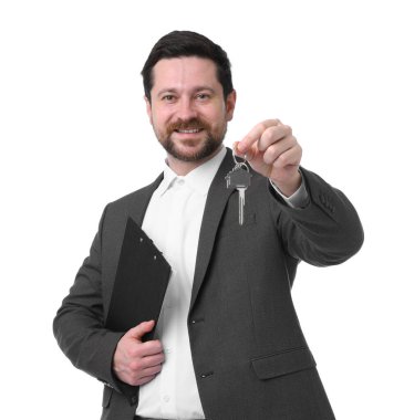 Emlakçının elinde anahtarlık, ev şeklindeki anahtarlık ve beyaz arka planda pano var.