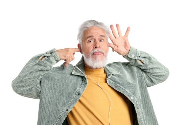 Beyaz arka planda kulaklıkları olan yaşlı bir adam.