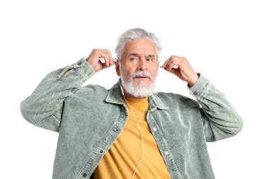 Beyaz arka planda kulaklıkları olan yaşlı bir adam.