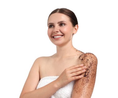 Gülümseyen kadın beyaz arka planda vücudunu koluna ovalıyor.