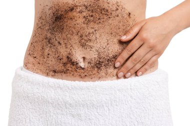 Göbeğini beyaz arka plana sürten kadın, yakın plan.