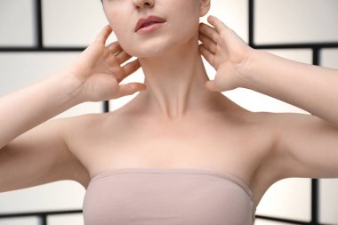 Güzel köprücük kemikleri ve arka planda boynu olan kadın, yakın plan.