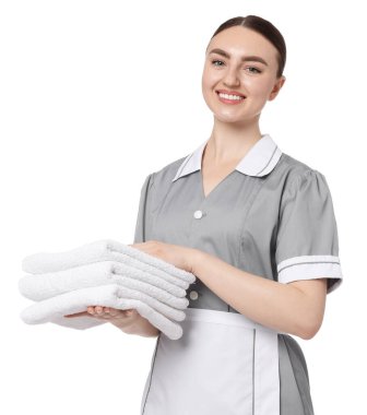 Beyaz arka planda temiz havlu yığını olan oda hizmetçisi.