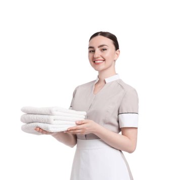 Beyaz arka planda temiz havlu yığını olan oda hizmetçisi.